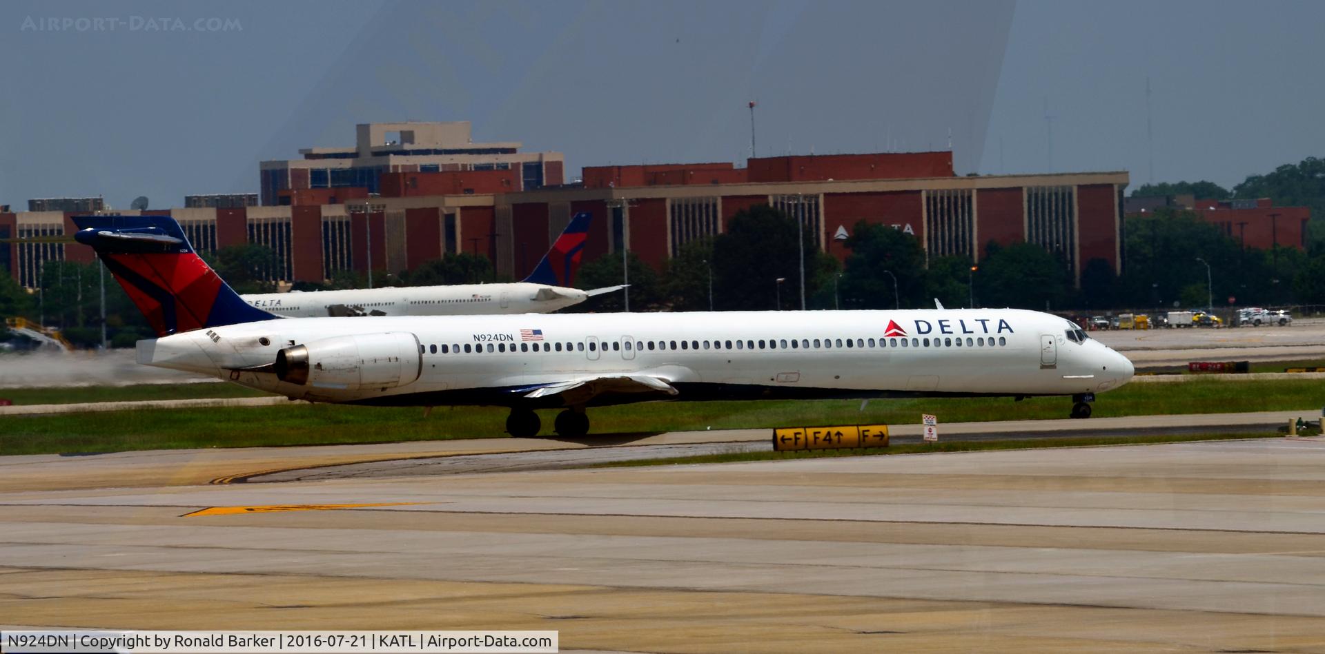 N924DN, 1998 McDonnell Douglas MD-90-30 C/N 53586, Taxi Atlanta