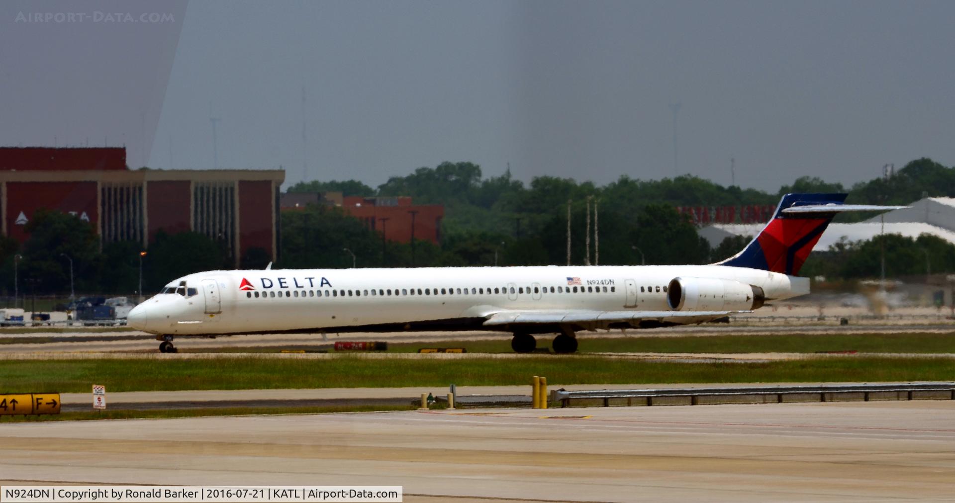 N924DN, 1998 McDonnell Douglas MD-90-30 C/N 53586, Taxi Atlanta
