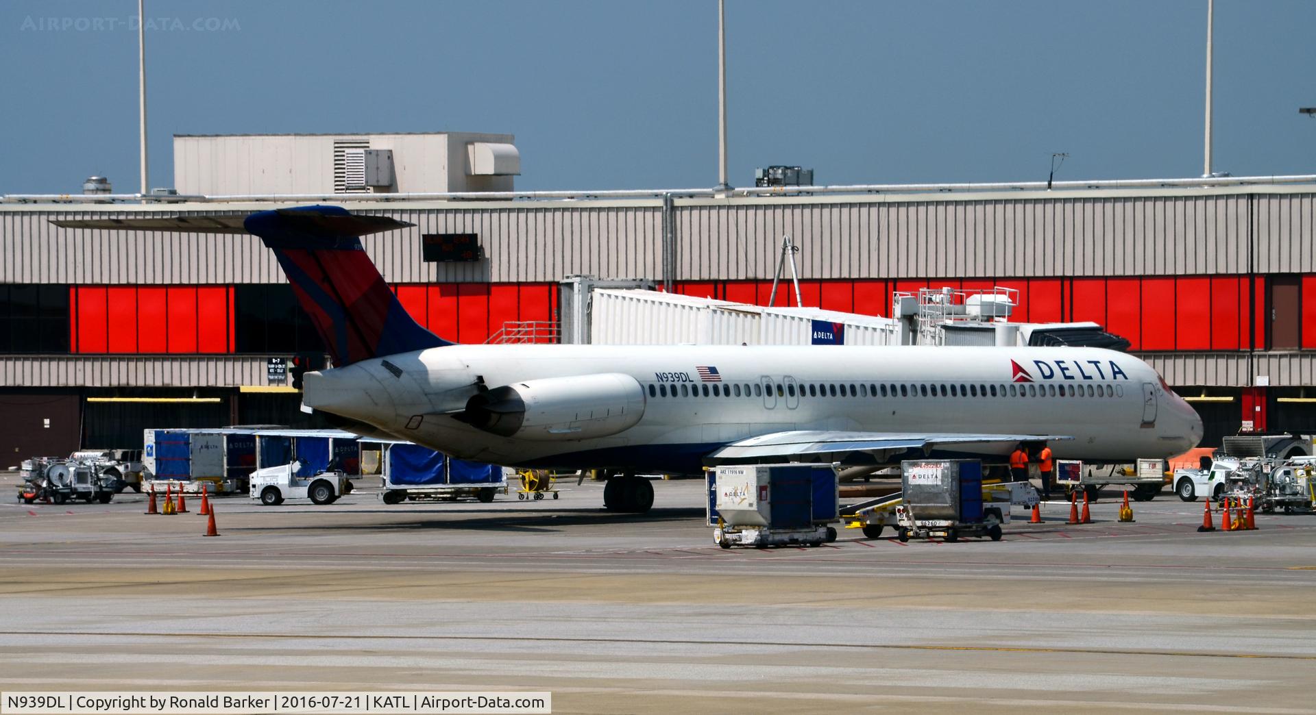 N939DL, 1989 McDonnell Douglas MD-88 C/N 49812, At the gate Atlanta