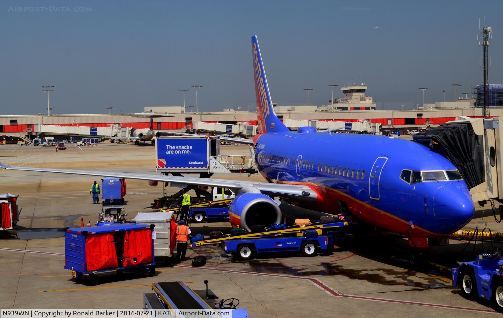 N939WN, 2009 Boeing 737-7H4 C/N 36646, At the gate Atlanta