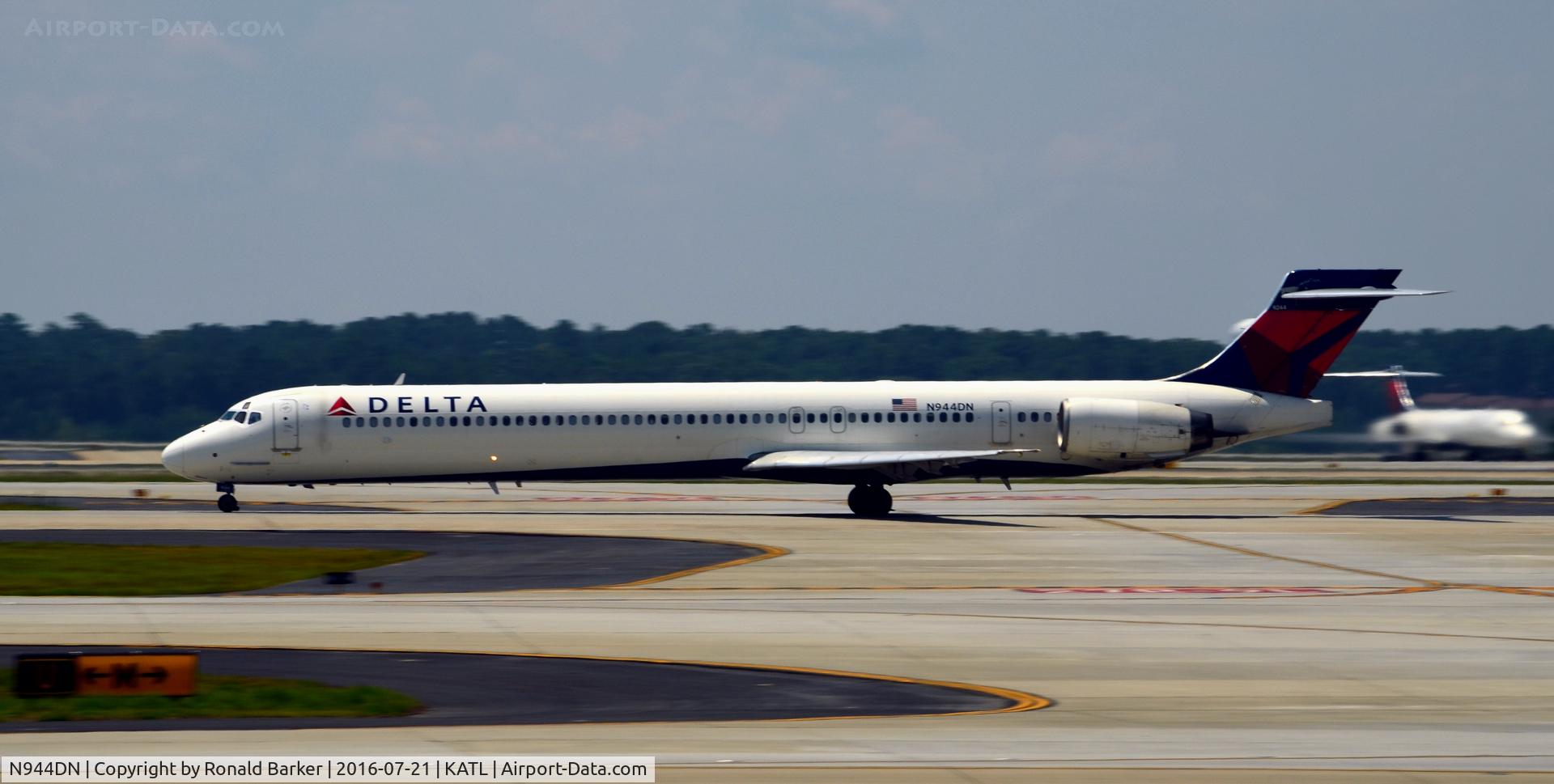 N944DN, 1997 McDonnell Douglas MD-90-30 C/N 53558, Takeoff roll Atlanta