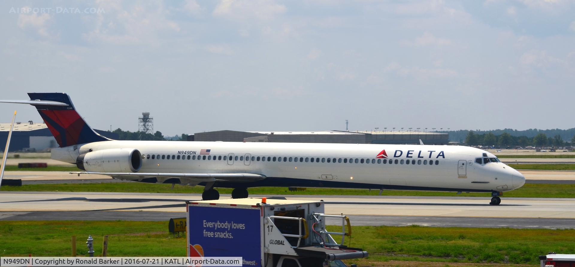N949DN, 1997 McDonnell Douglas MD-90-30 C/N 53358, Taxi Atlanta