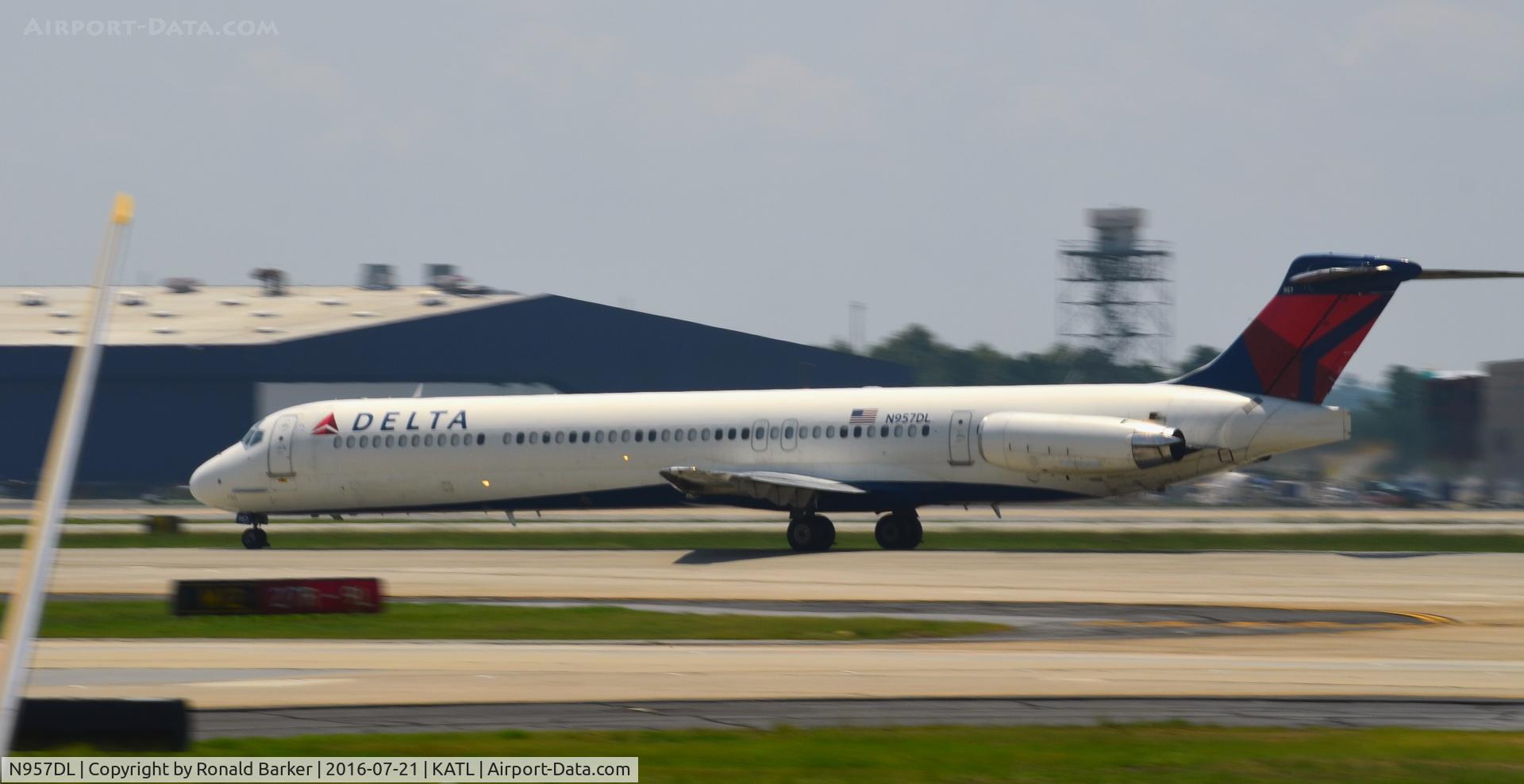 N957DL, 1990 McDonnell Douglas MD-88 C/N 49976, Takeoff roll Atlanta