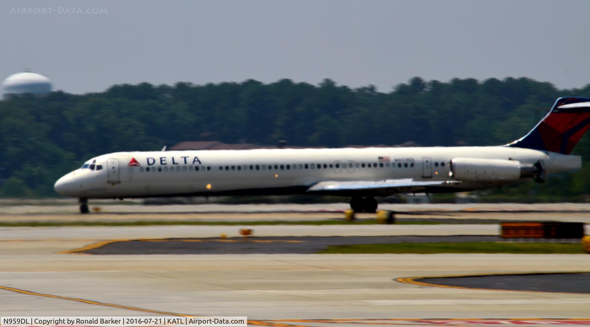 N959DL, 1990 McDonnell Douglas MD-88 C/N 49978, Landing roll Atlanta