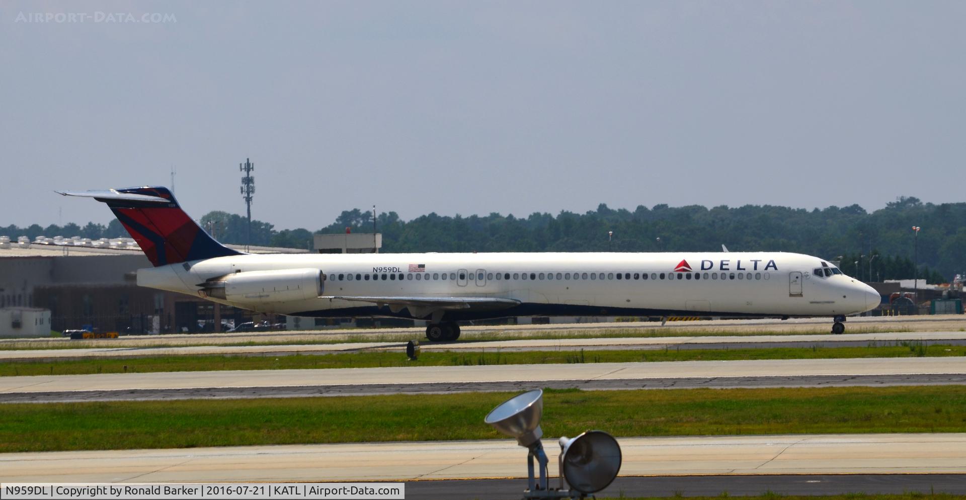 N959DL, 1990 McDonnell Douglas MD-88 C/N 49978, Taxi to park Atlanta