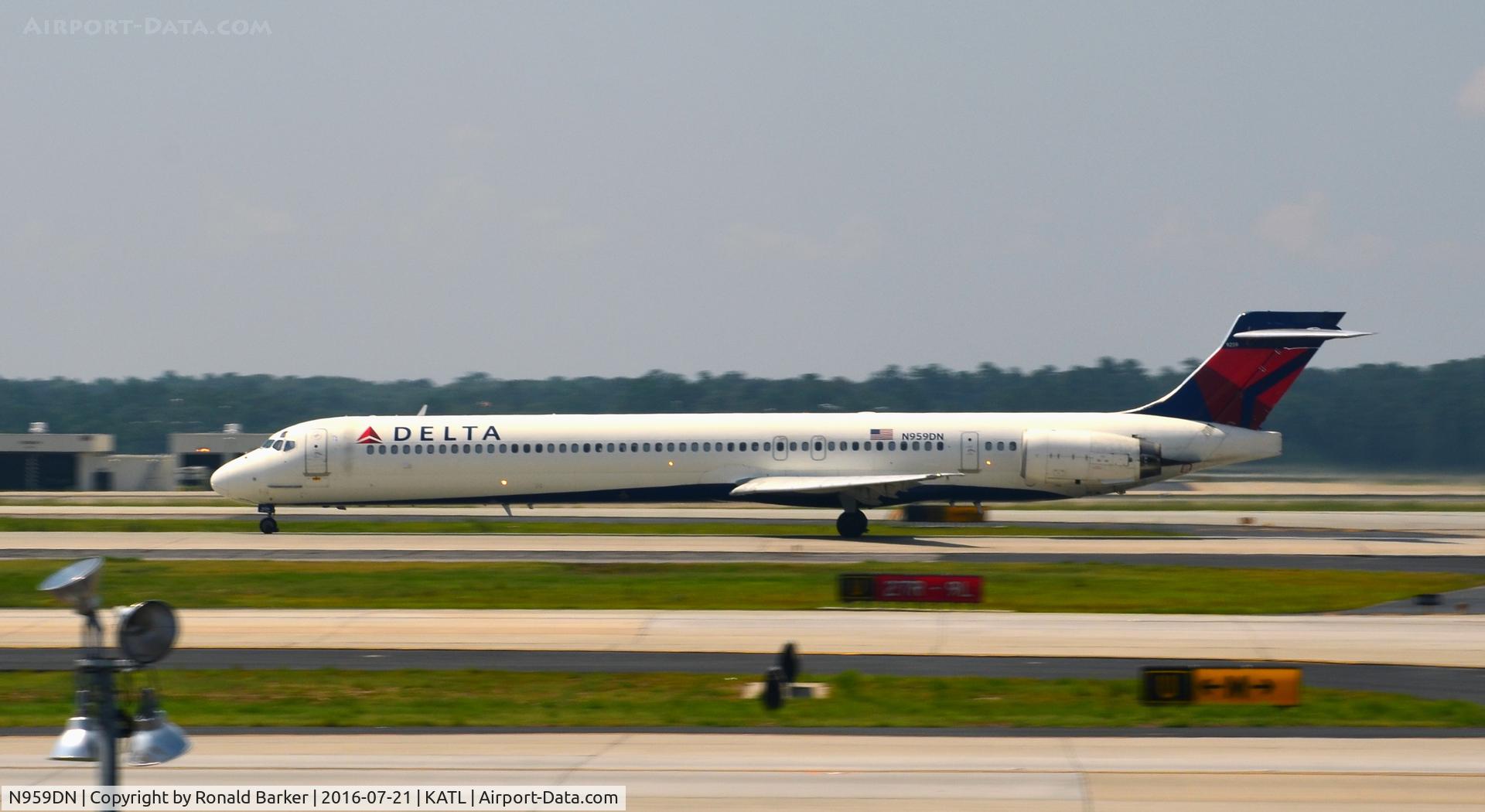 N959DN, McDonnell Douglas MD-90-30 C/N 53529, Takeoff roll Atlanta