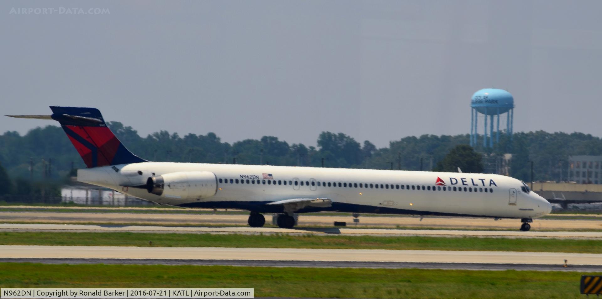 N962DN, McDonnell Douglas MD-90-30 C/N 53532, Taxi Atlanta