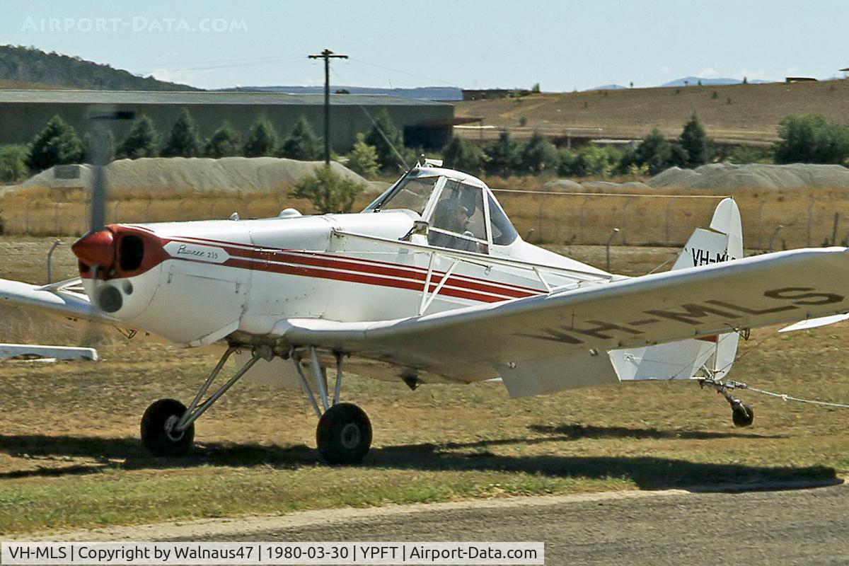 VH-MLS, 1966 Piper PA-25-235 Pawnee C/N 25-3809, Taxying Canberra Gliding Club Piper PA-25-235 Pawnee B VH-MLS Cn 25-3809, taken at Cooma - Polo Flat Airport YPFT NSW on 30Mar1980. Pawnee VH-MLS (Built 1966) was First Registered in Australia on 06Oct1967 to Canberra Gliding Club.