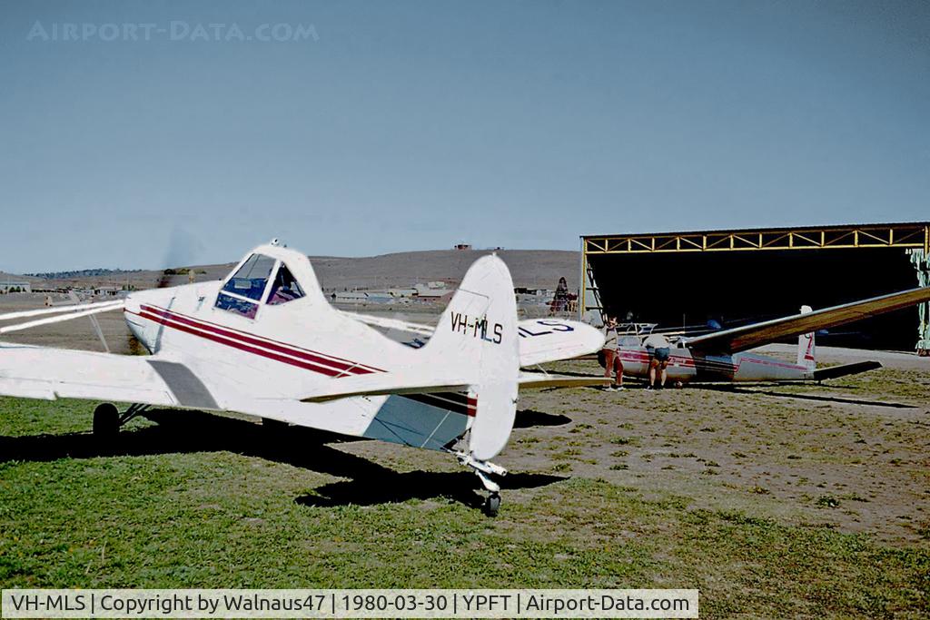 VH-MLS, 1966 Piper PA-25-235 Pawnee C/N 25-3809, Taxying Canberra Gliding Club Piper PA-25-235 Pawnee B VH-MLS Cn 25-3809, taken at Cooma Polo Flat Airport YPFT NSW on 30Mar1980. The Club’s Blanik L-13 VH-GCG Cn 025424 is visible at right, with the local Club hangar at rear.