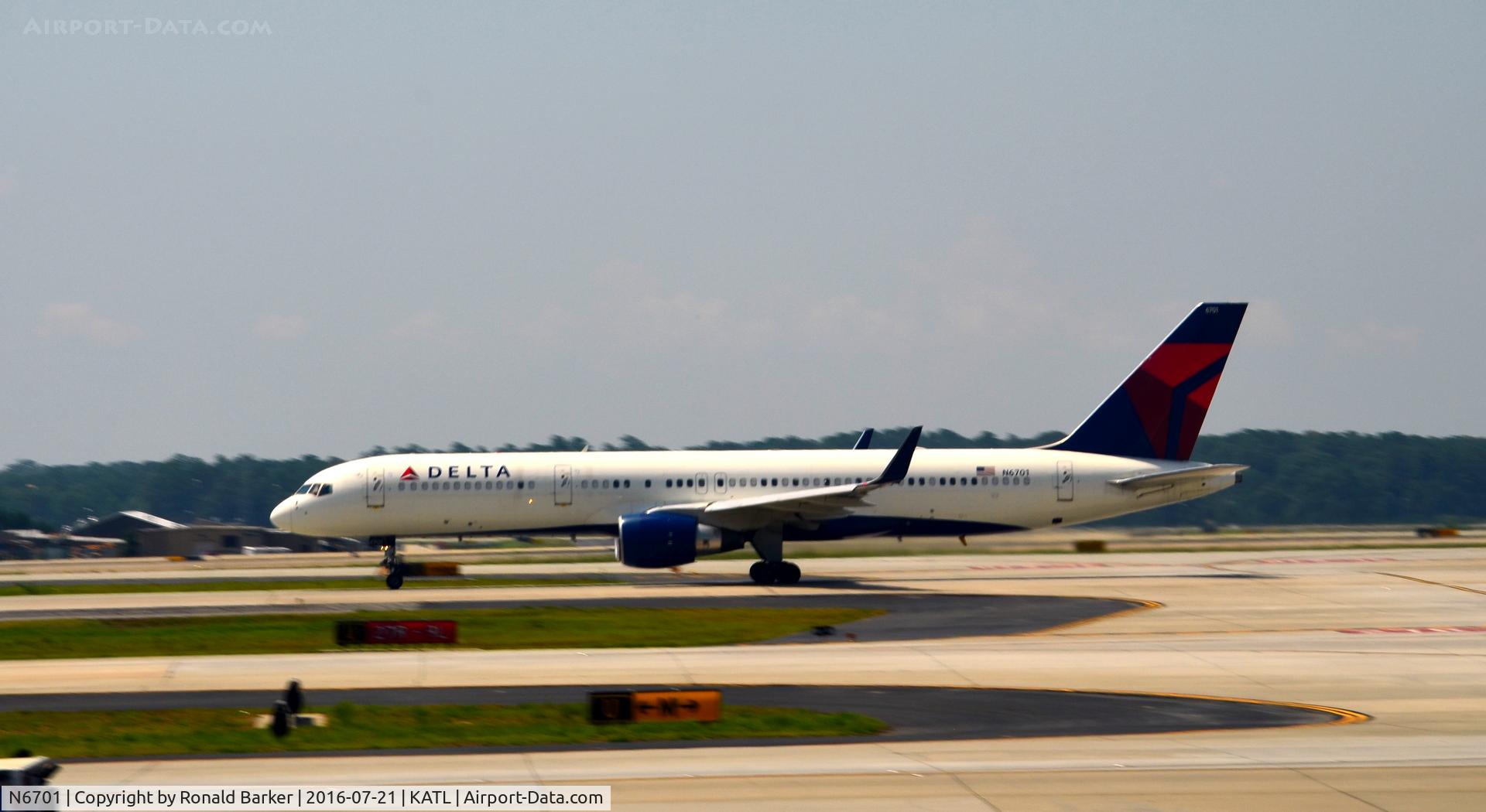 N6701, 1999 Boeing 757-232 C/N 30187, Taxi Atlanta