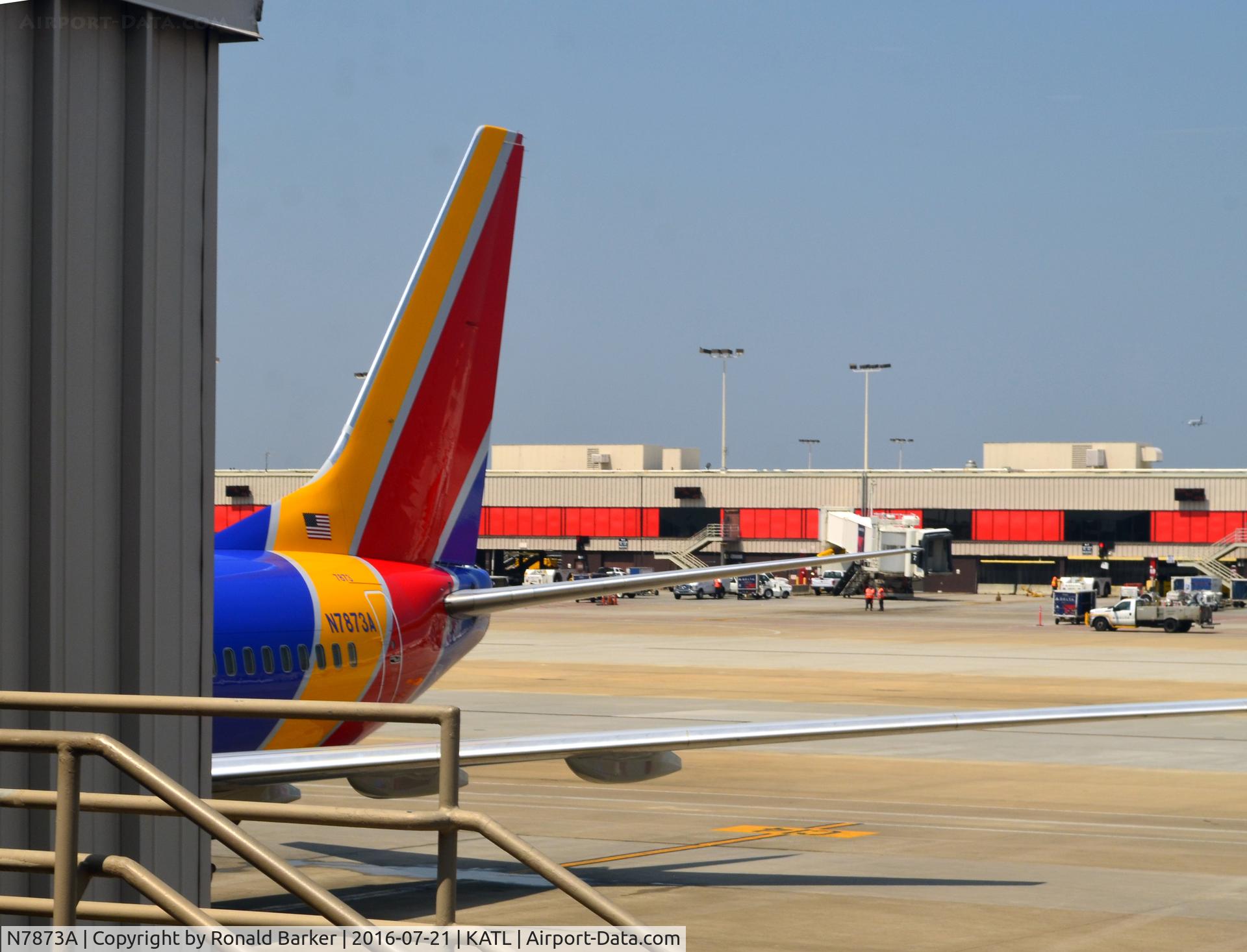 N7873A, 2004 Boeing 737-7Q8 C/N 29350, At the gate Atlanta