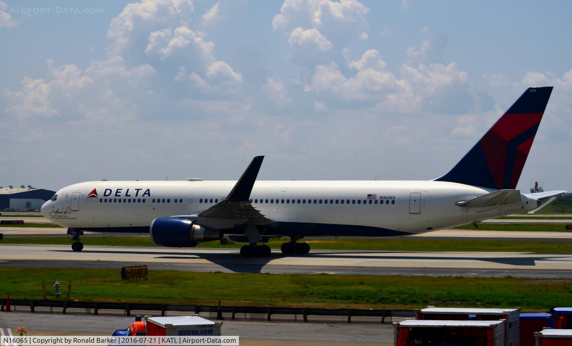 N16065, 1999 Boeing 767-332 C/N 30199, Taxi Atlanta