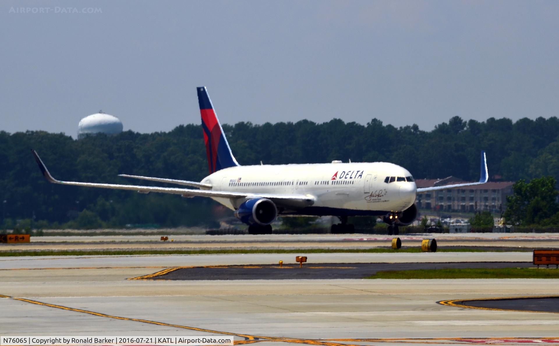 N76065, 2002 Boeing 767-424/ER C/N 29460, Taxi Atlanta