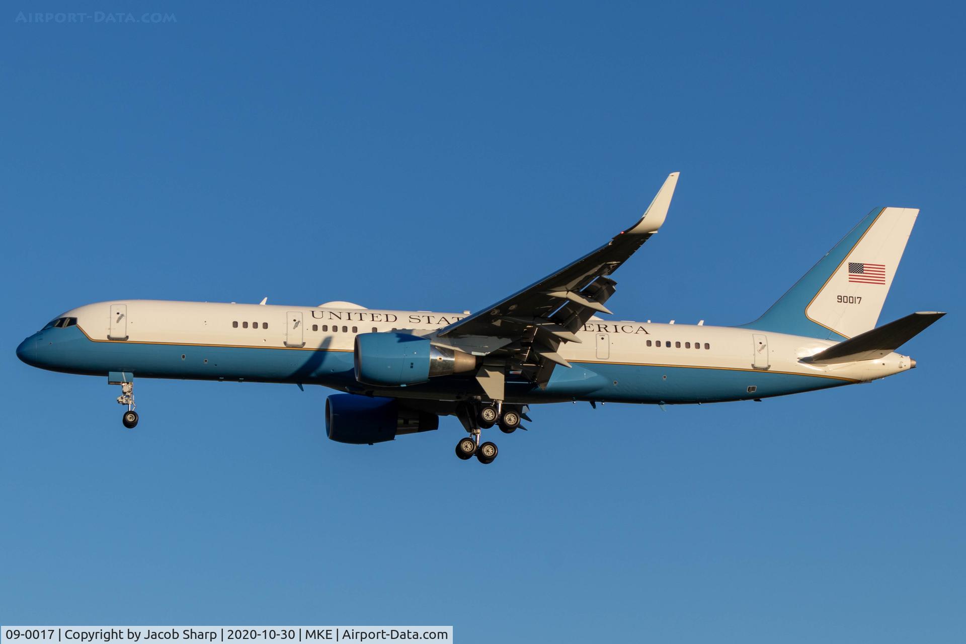 09-0017, 1994 Boeing C-32A (757-200) C/N 26272, Air Force 2 on final for Milwaukee Mitchell International Airport.