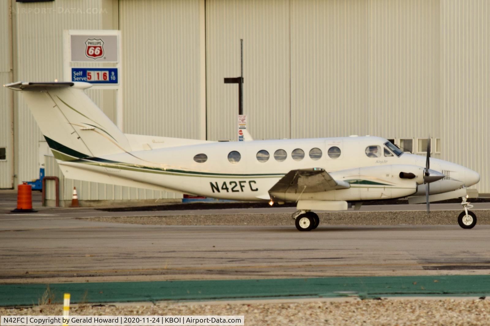 N42FC, 1996 Raytheon B200 King Air C/N BB-1553, Taxiing to 10R.