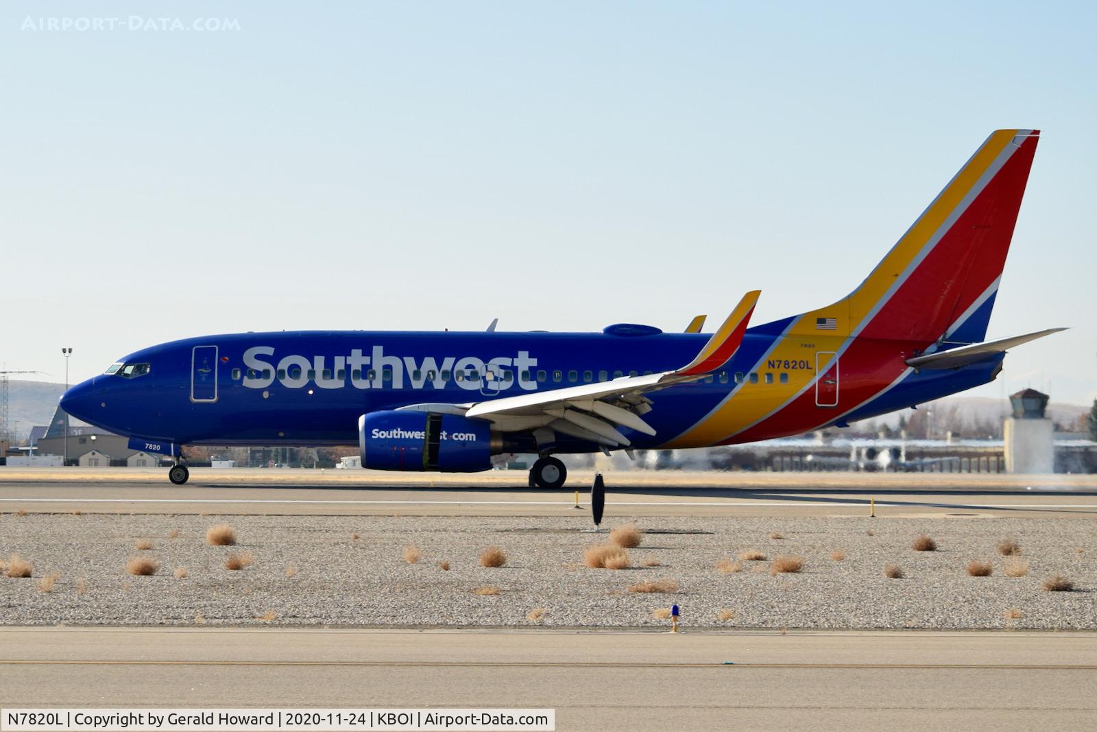 N7820L, 2002 Boeing 737-79P C/N 28253, Landing 10L.