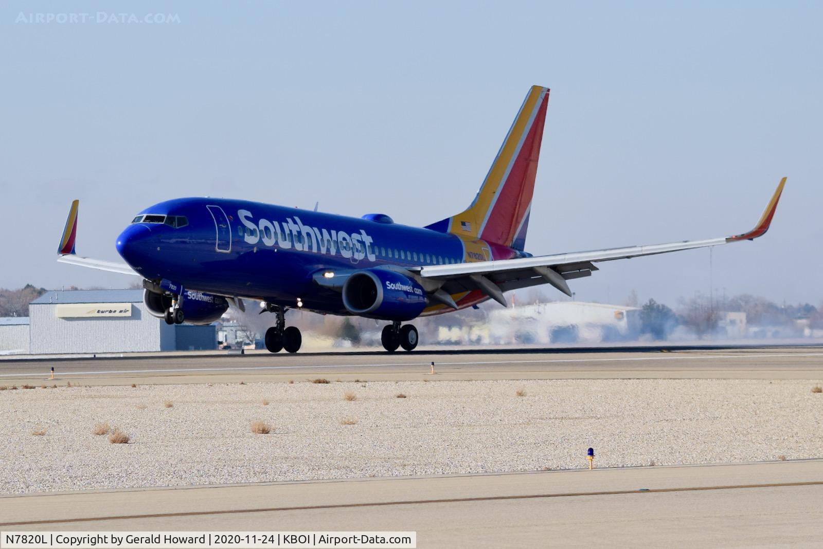 N7820L, 2002 Boeing 737-79P C/N 28253, Landing 10L.