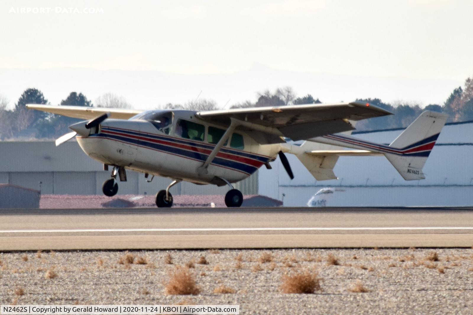 N2462S, 1967 Cessna T337C Turbo Super Skymaster C/N 337-0762, Landing 10L.