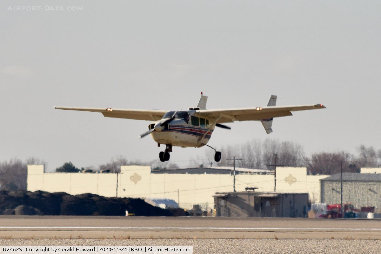 N2462S, 1967 Cessna T337C Turbo Super Skymaster C/N 337-0762, Landing 10L.