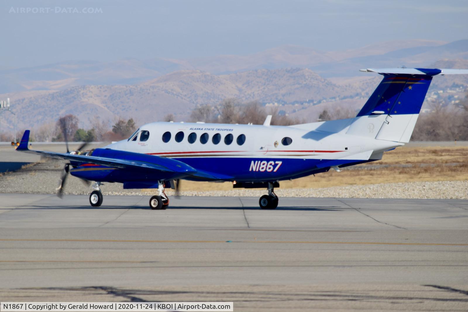 N1867, 2012 Beechcraft B300 C/N FL-815, Taxiing to west de arm pad.