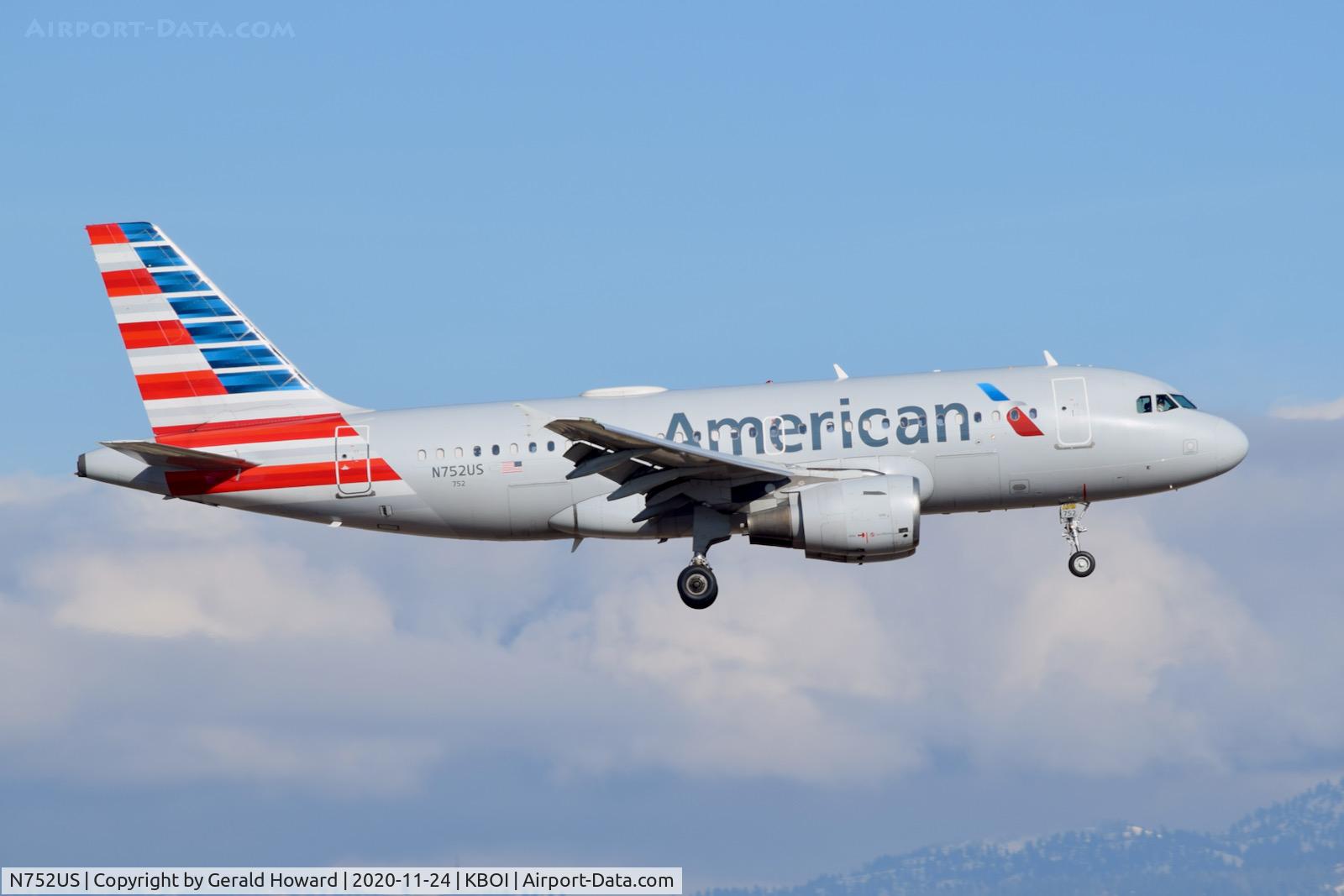 N752US, 2000 Airbus A319-112 C/N 1319, Landing 10L.