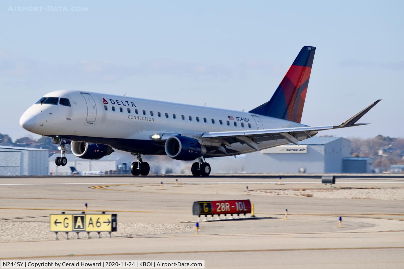 N244SY, 2016 Embraer 175LR (ERJ-170-200LR) C/N 17000598, Landing 10L.