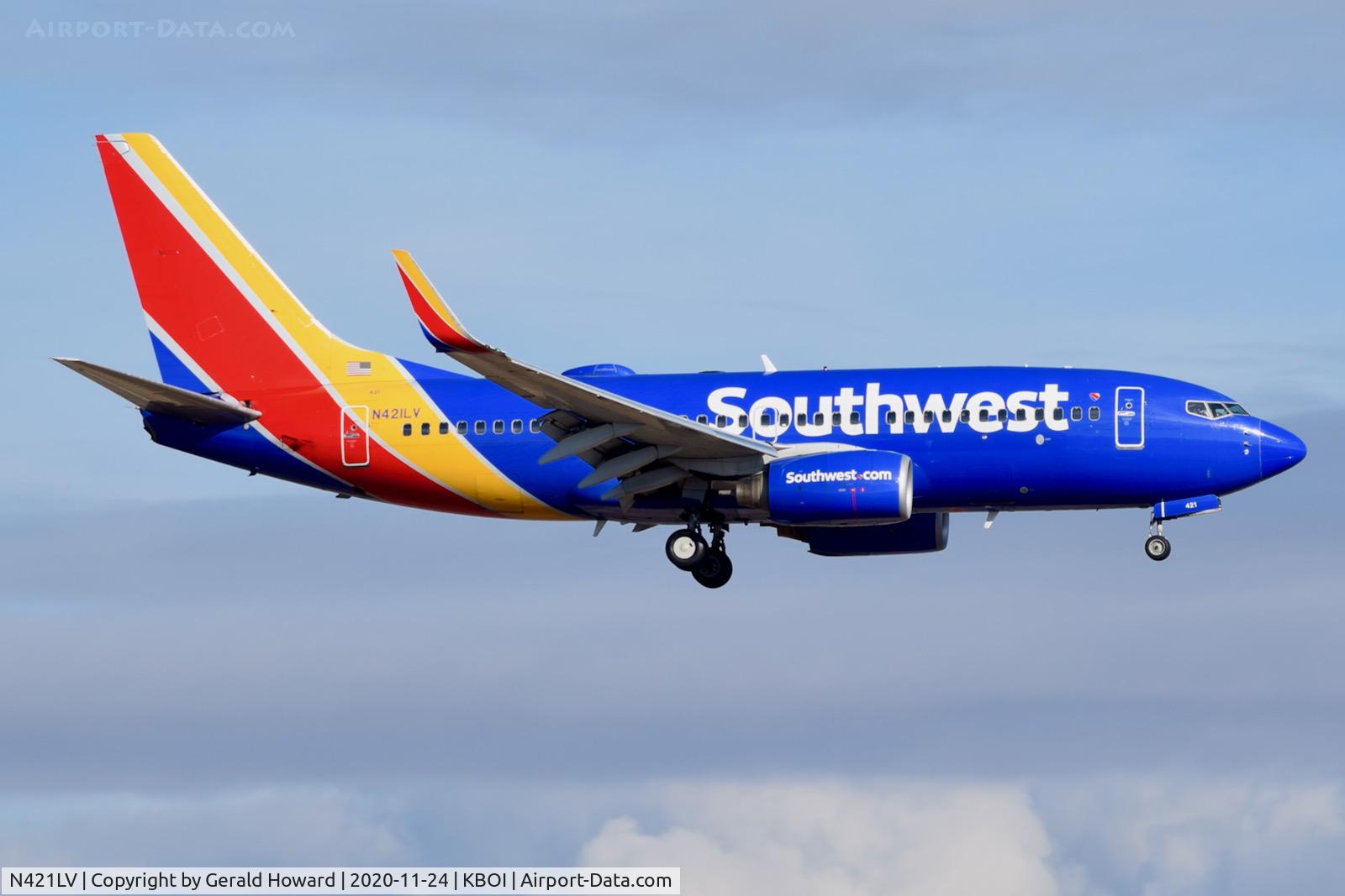 N421LV, 2001 Boeing 737-7H4 C/N 32452, Landing 10L.