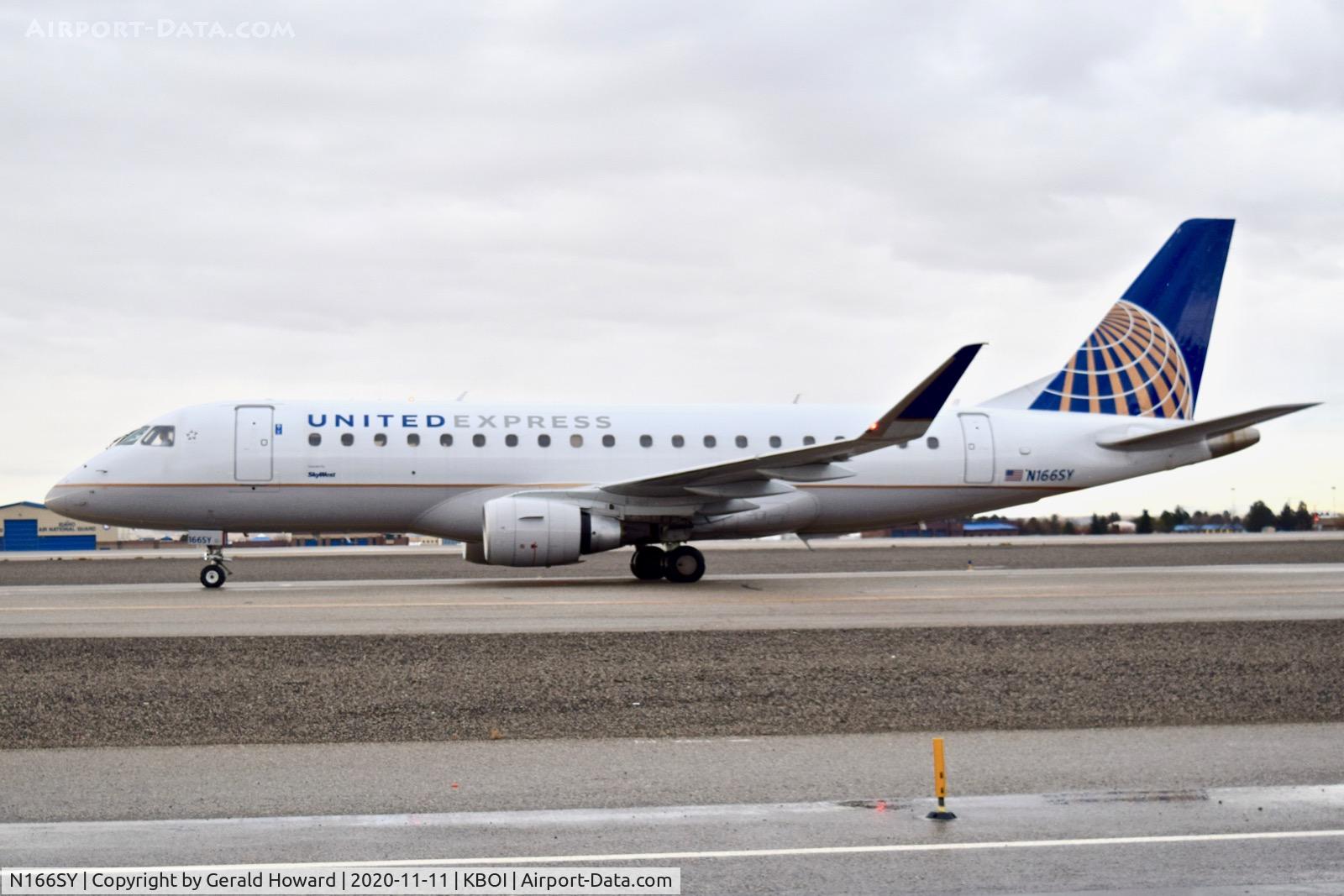 N166SY, 2016 Embraer 175LR (ERJ-170-200LR) C/N 17000615, Taxi on Alpha.
