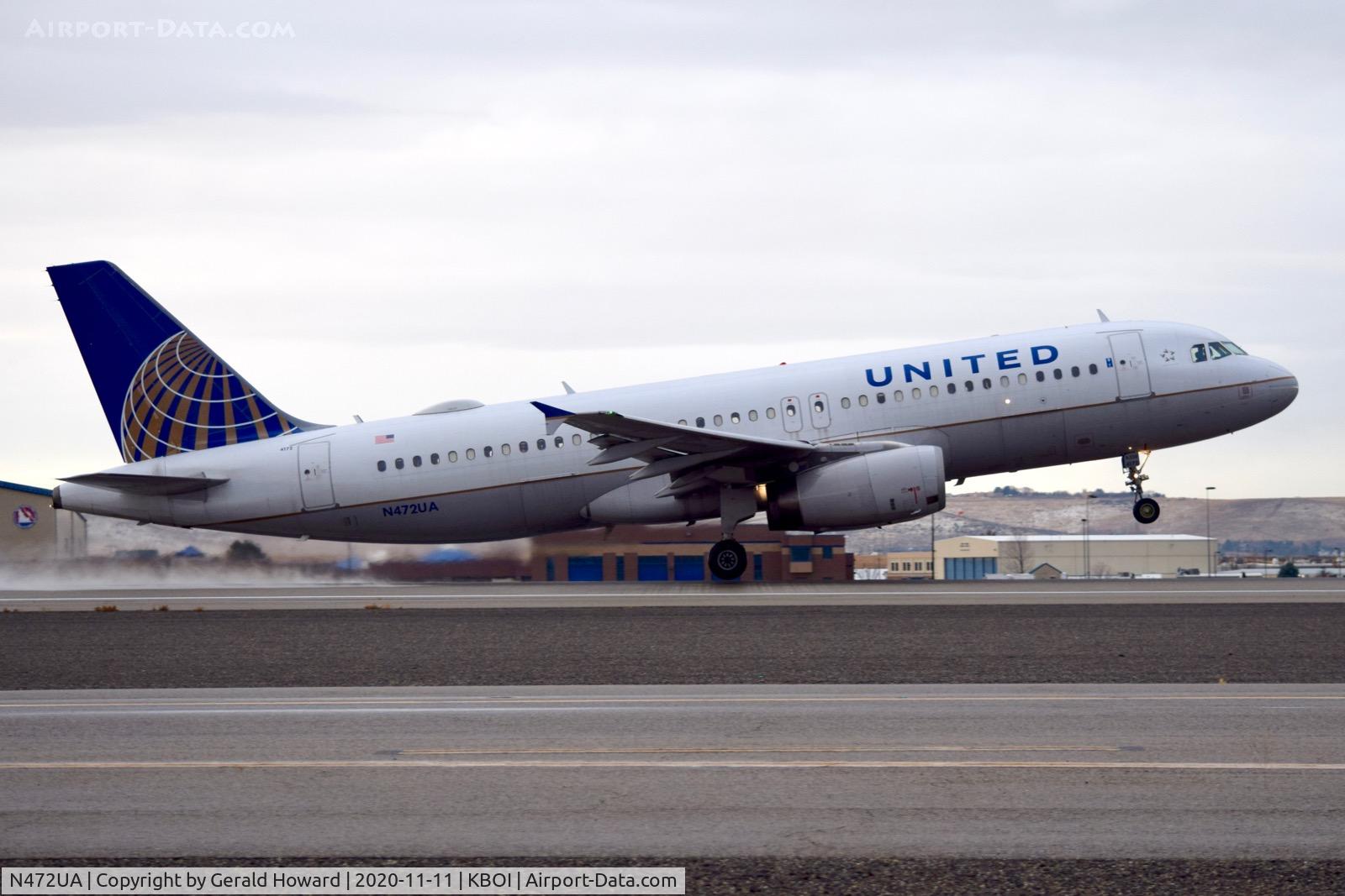 N472UA, 2001 Airbus A320-232 C/N 1435, Take off on 28R.