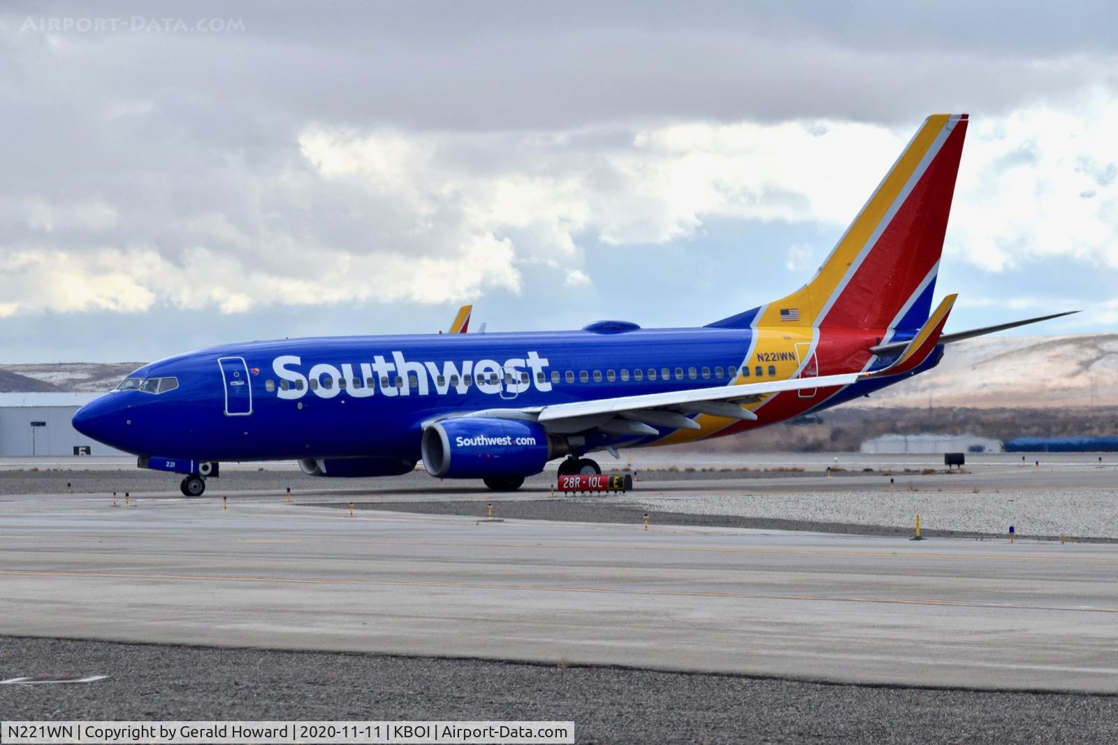 N221WN, 2005 Boeing 737-7H4 C/N 34259, Turning onto Alpha for the gate.
