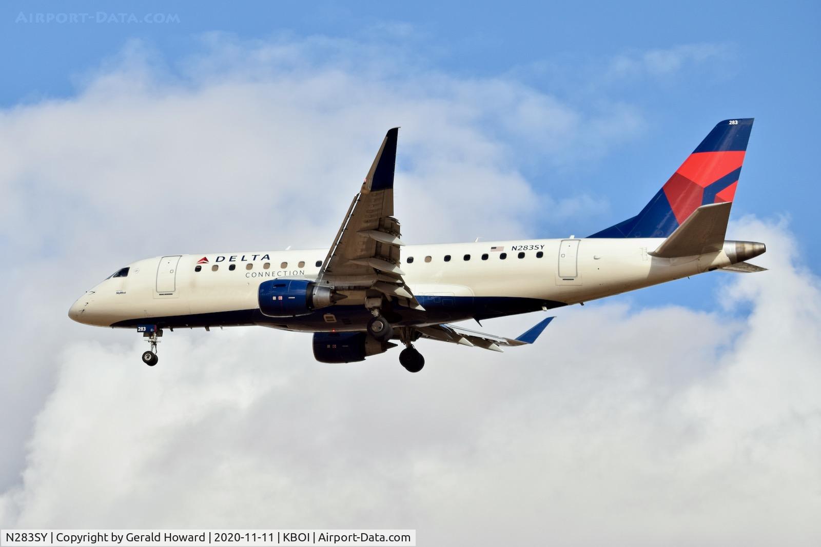 N283SY, 2018 Embraer 175LR (ERJ-170-200LR) C/N 17000748, Landing 28R.