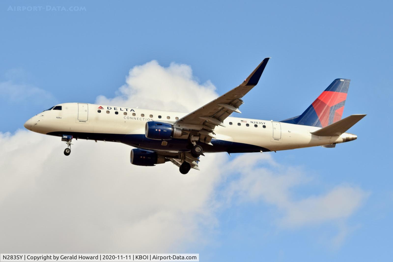 N283SY, 2018 Embraer 175LR (ERJ-170-200LR) C/N 17000748, Landing 28R.