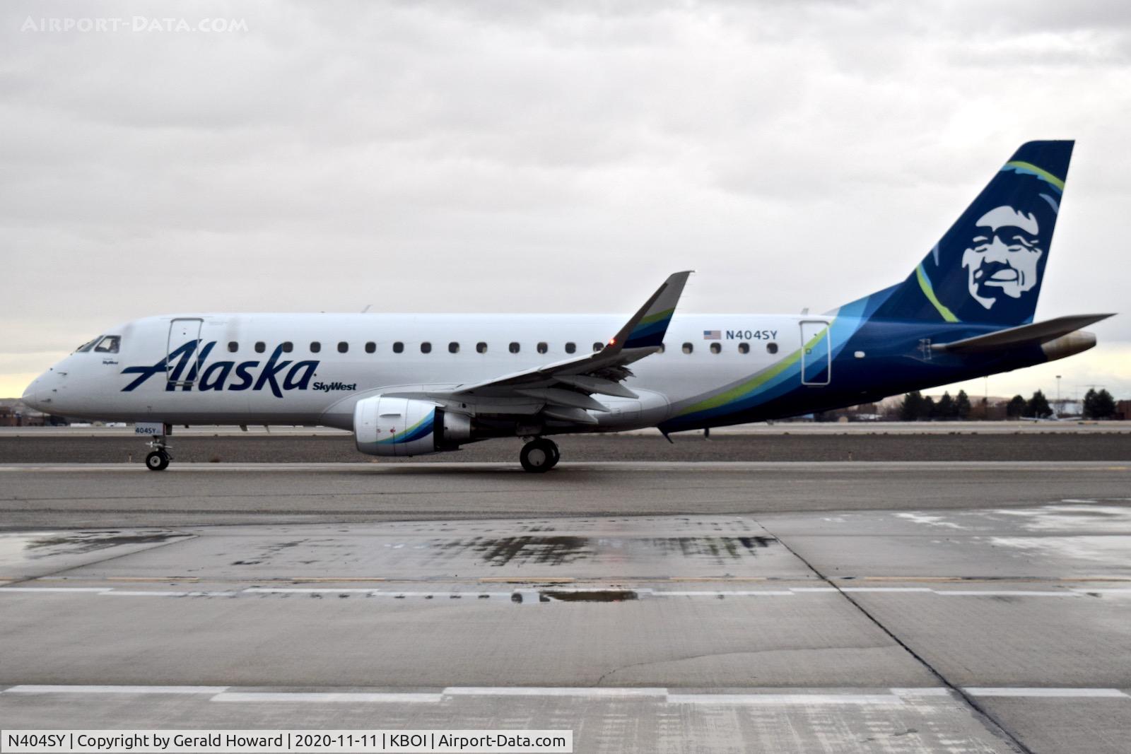 N404SY, 2018 Embraer 175LR (ERJ-170-200LR) C/N 17000739, Taxi on Alpha.