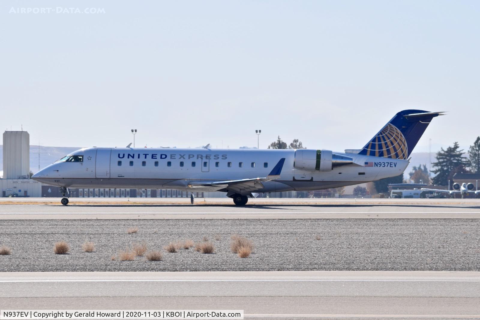 N937EV, 2005 Bombardier CRJ-200ER (CL-600-2B19) C/N 8042, Landing 10L.
