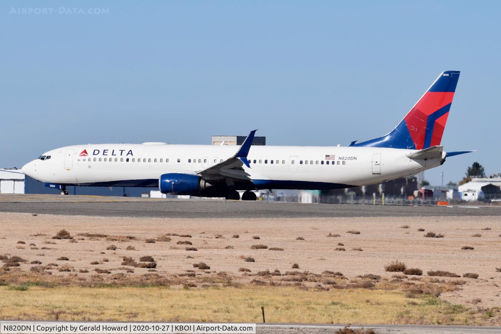 N820DN, 2014 Boeing 737-932/ER C/N 31931, Turning onto 28R.