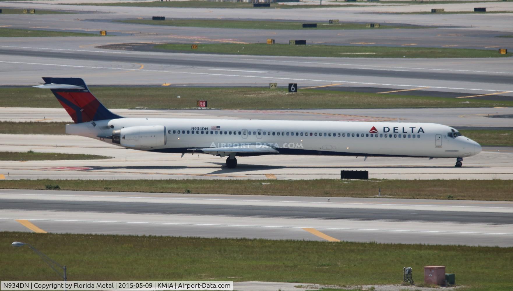 N934DN, 1996 McDonnell Douglas MD-90-30 C/N 53462, MIA spotting 2015