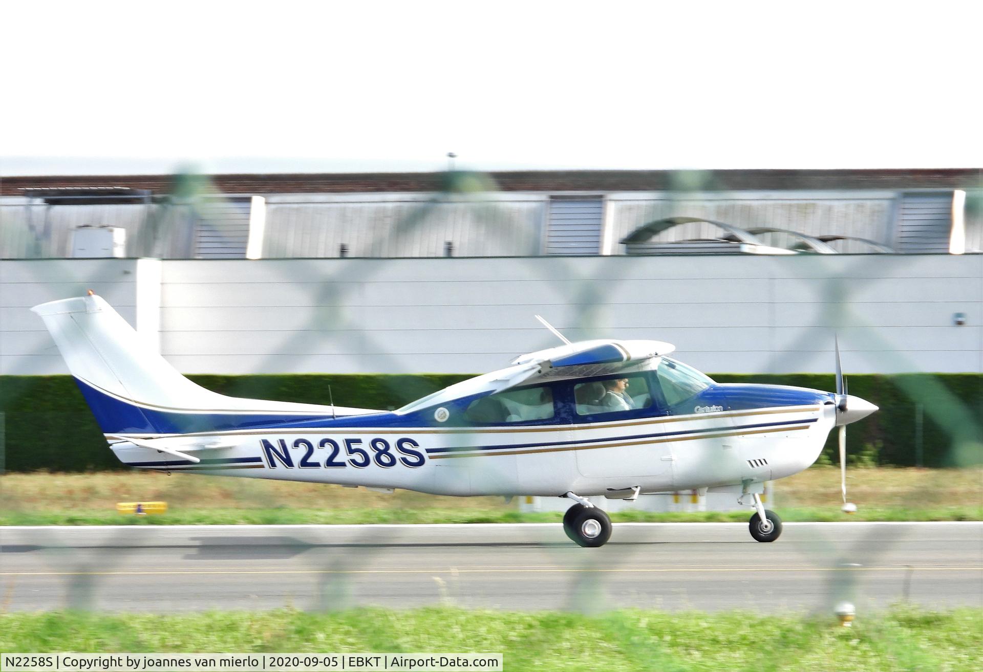 N2258S, 1976 Cessna 210L Centurion C/N 21061202, Kortrijk Wevelgem