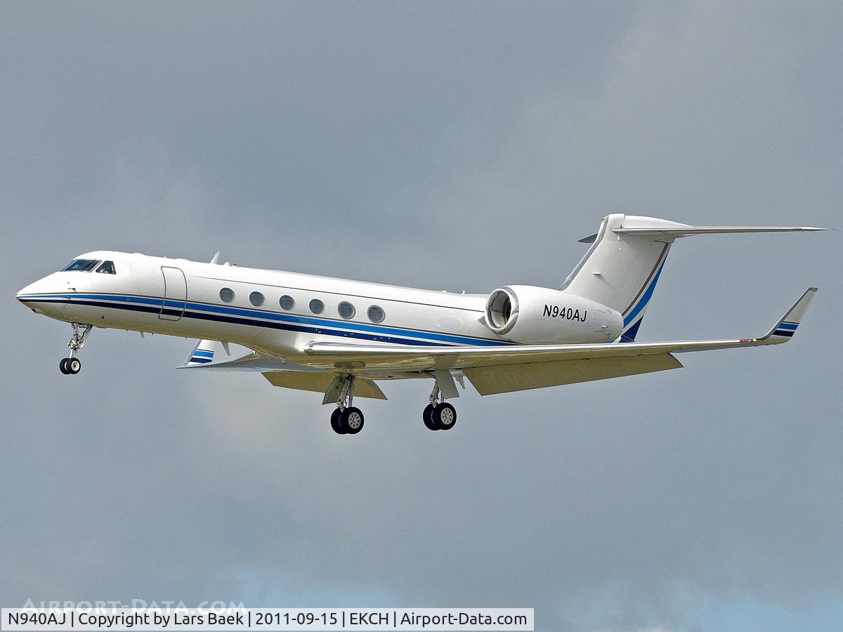 N940AJ, 1999 Gulfstream Aerospace G-V C/N 565, Landing on RWY22L