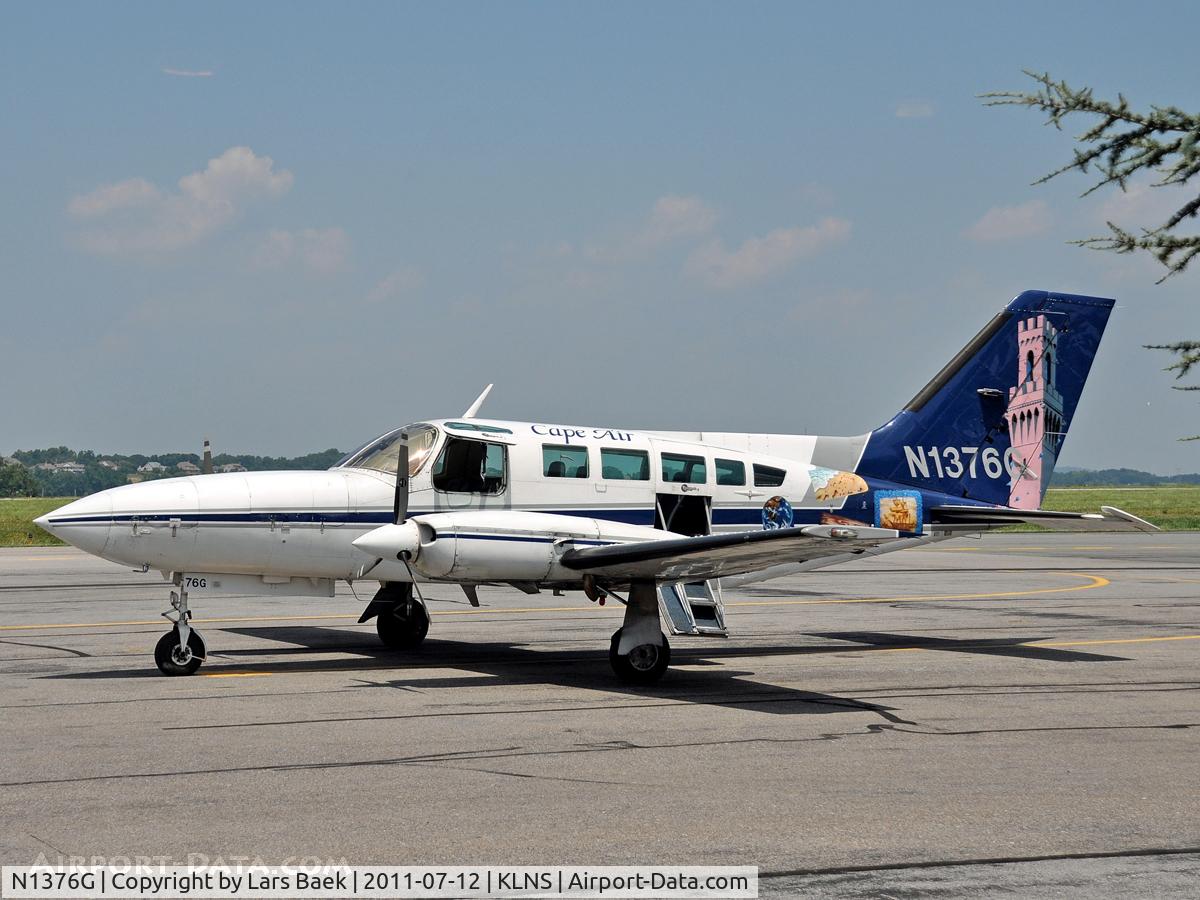 N1376G, 1980 Cessna 402C C/N 402C0271, Waiting for passenger, Cape Air