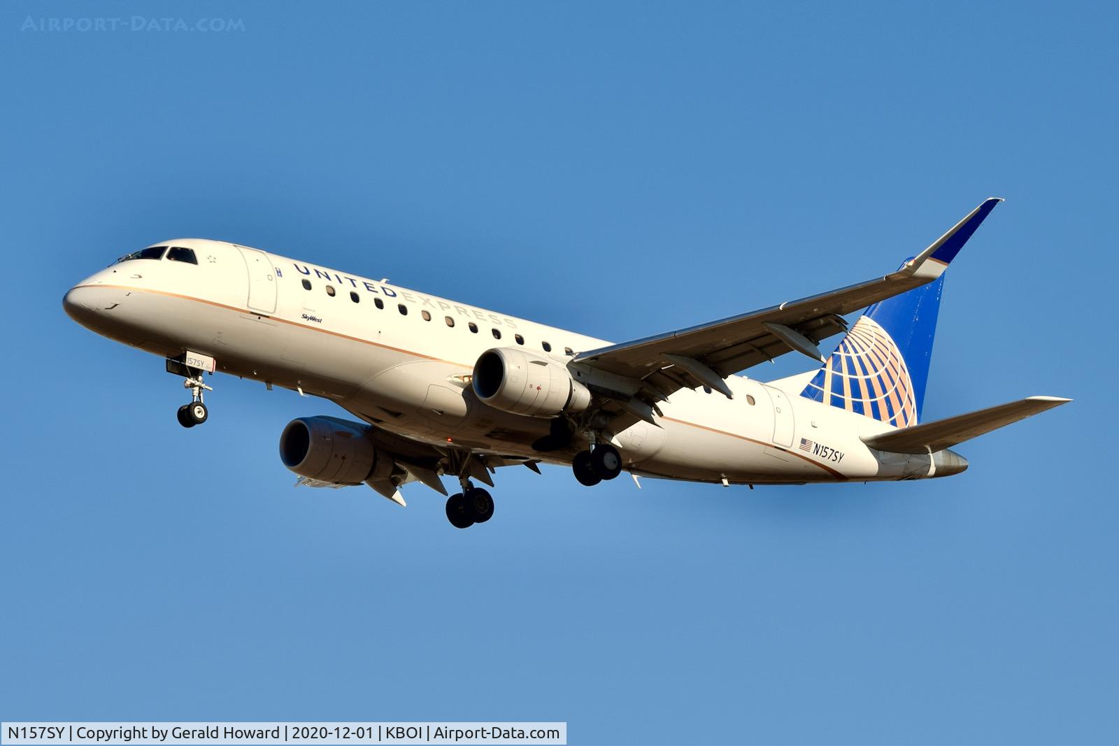 N157SY, 2016 Embraer 175LR (ERJ-170-200LR) C/N 17000558, Landing 28R.