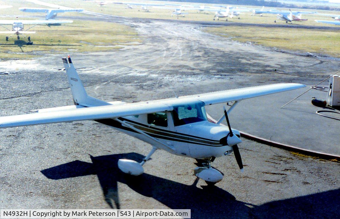 N4932H, Cessna 152 C/N 15284027, Harvey Field with N4932H in 1985, with old gas pumps in center of ramp