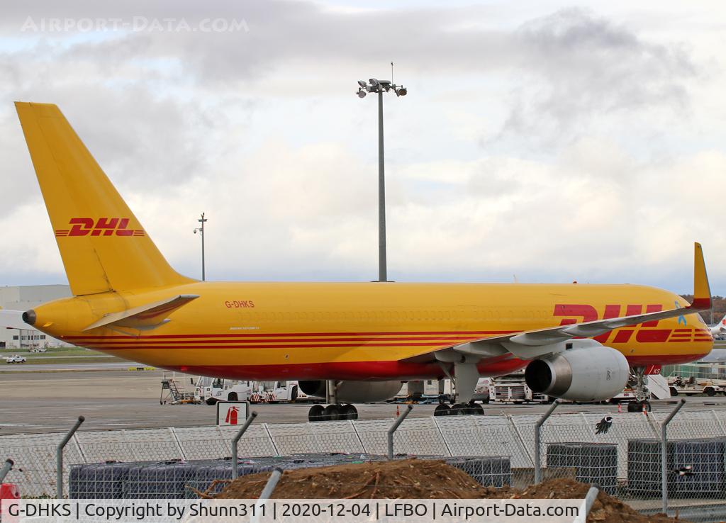 G-DHKS, 1998 Boeing 757-223F C/N 29427, Parked at the Cargo apron... additional blue ribbon near the first door...