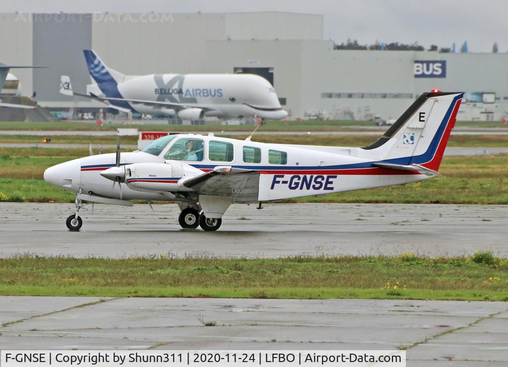 F-GNSE, Beech 58 Baron C/N TH-1705, Taxiing for departure...