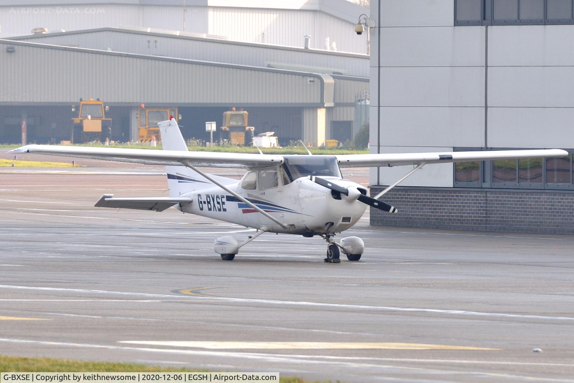 G-BXSE, 1998 Cessna 172R Skyhawk C/N 17280352, Parked at Norwich.