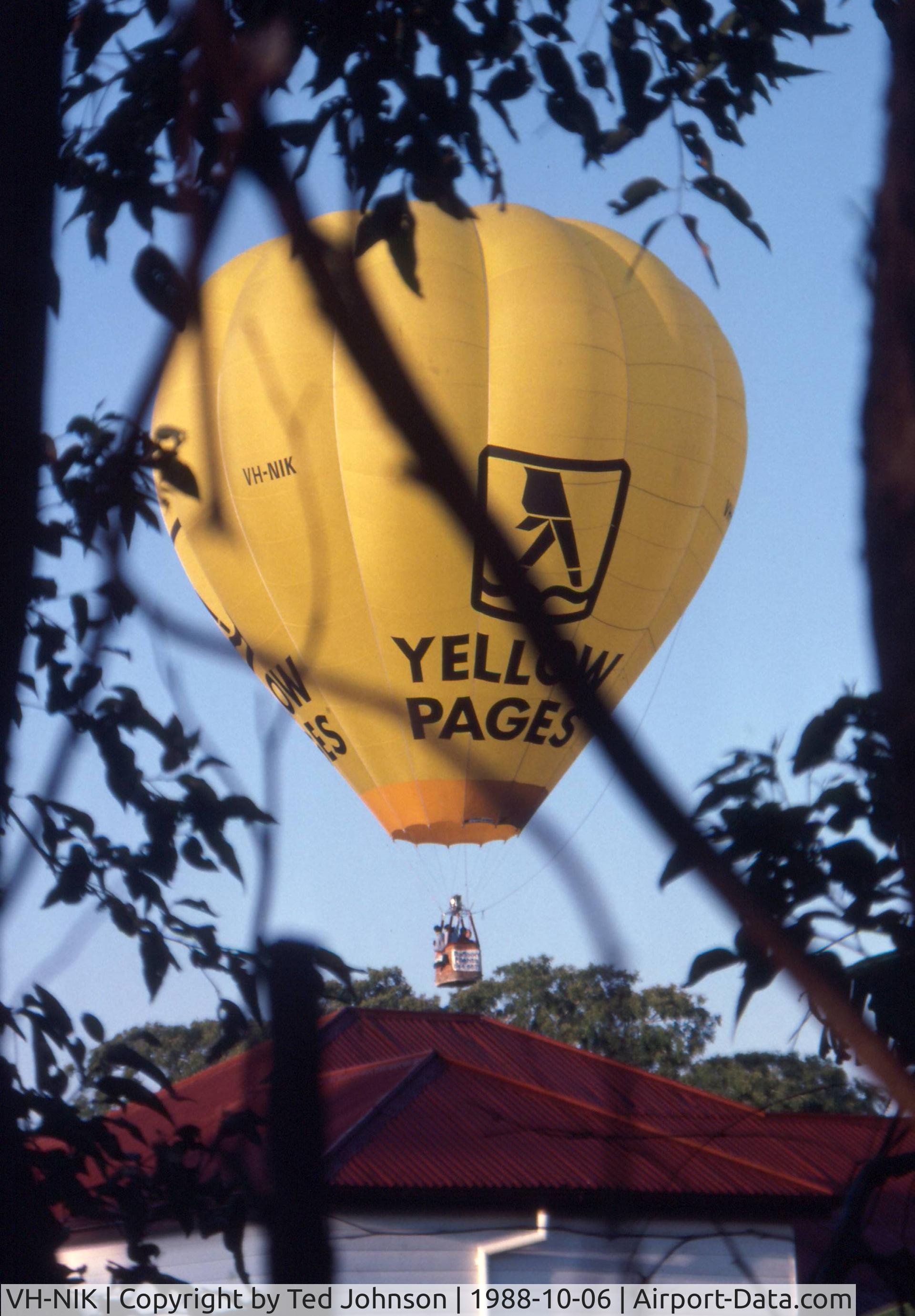 VH-NIK, 1988 Cameron Balloons Ltd O-105 C/N 1674, VH-NIK over houses in West End, Brisbane