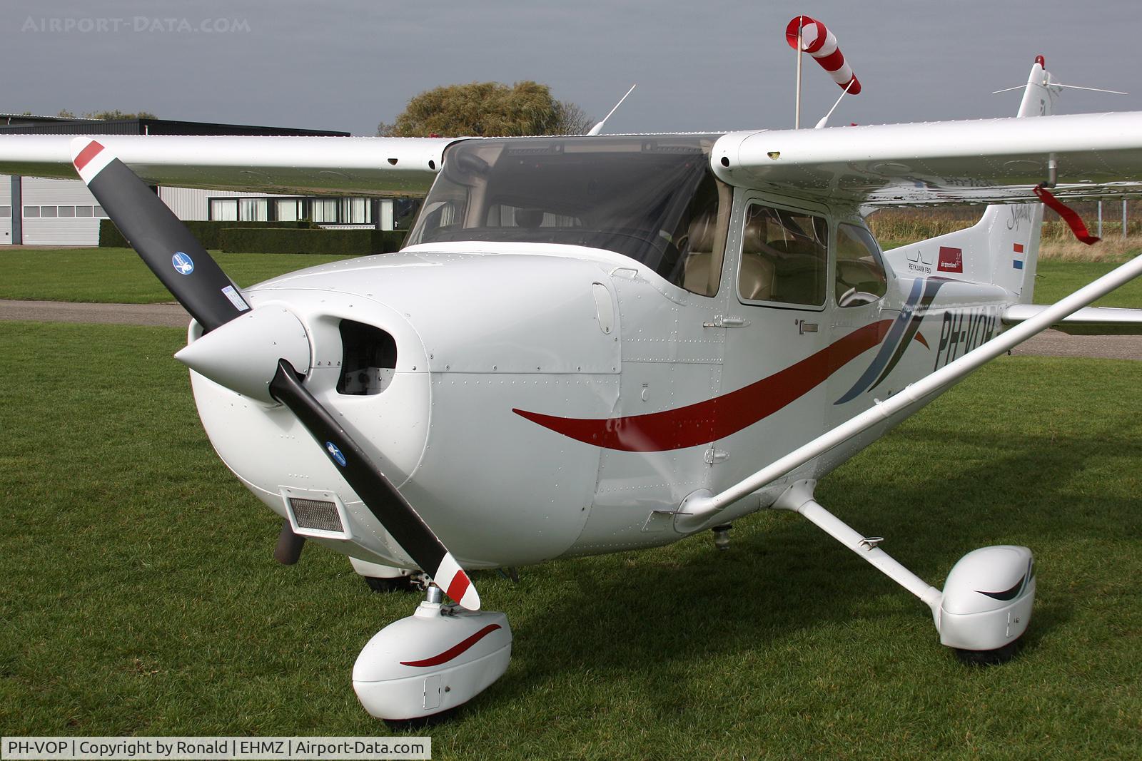 PH-VOP, 1999 Cessna 172R C/N 17280808, at ehmz