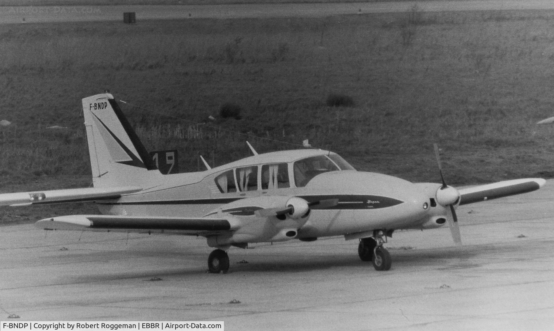 F-BNDP, Piper PA-23-250 Aztec C/N 272278, 1964.