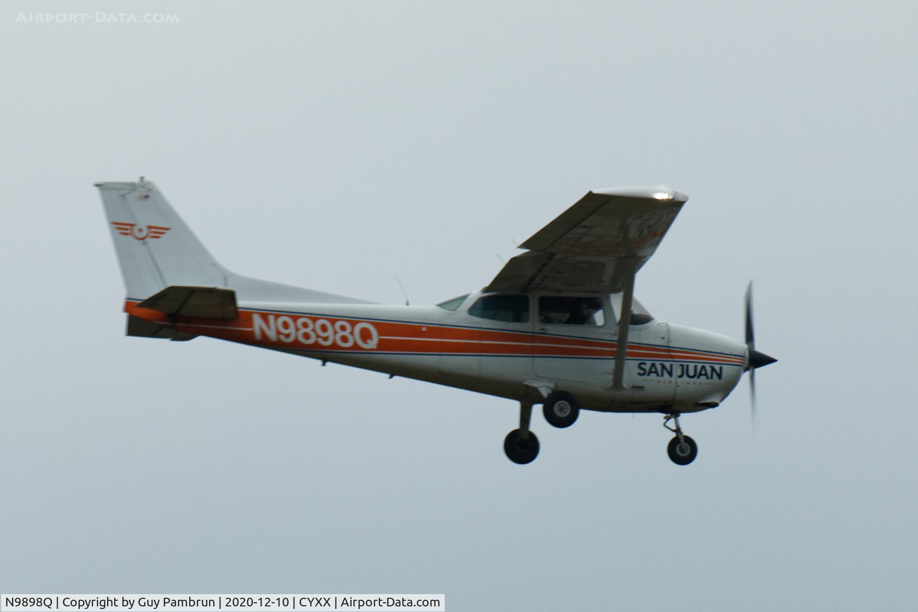 N9898Q, 1975 Cessna 172M C/N 17265842, Landing on 01