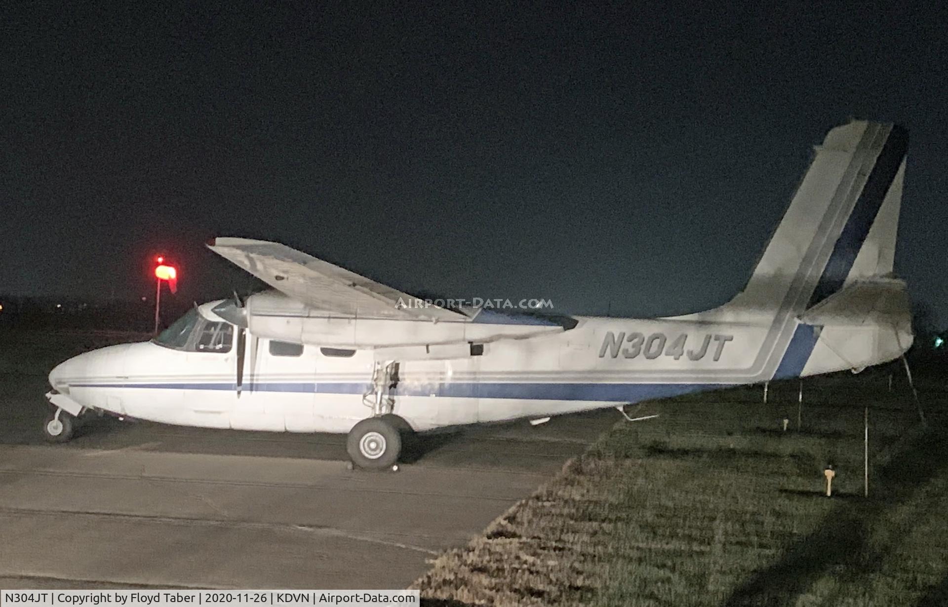 N304JT, 1965 Aero Commander 500-B C/N 1494-175, Picking up material