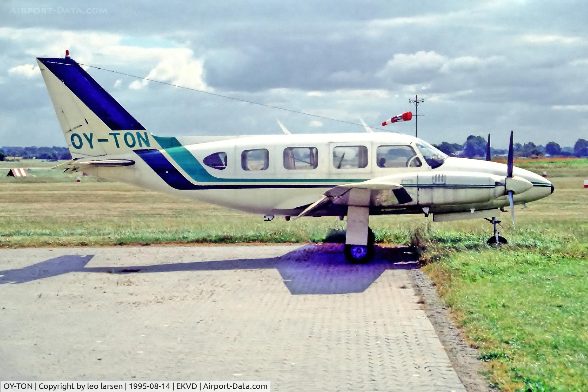 OY-TON, 1969 Piper PA-31-310 Navajo C/N 31-414, Vamdrup 14.8.1995